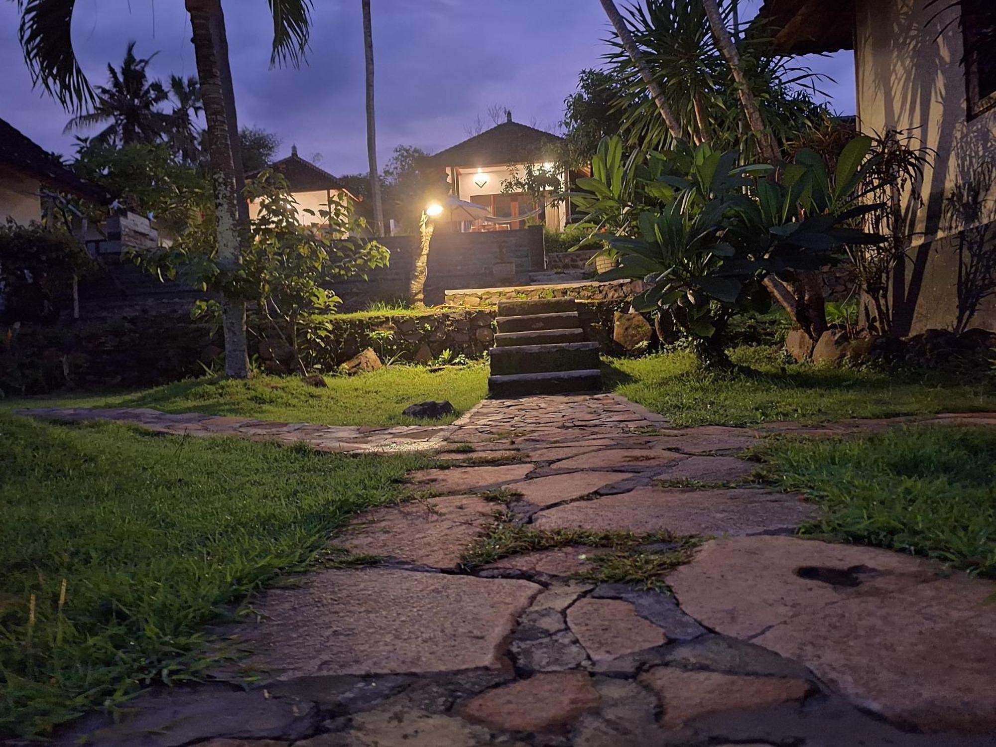 Frangipani Inn & Restaurant Seraya Extérieur photo